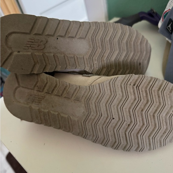 New Balance 520 Neutral Beige Classic Cream Rose gold metallic Sneakers - Picture 4 of 4